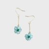 Boucles d’oreilles pendantes en acier inoxydable plaqué or, réalisées à la main selon la technique traditionnelle de la frivolité. Motif floral 3D en fil bleu ciel avec perles blanches serties dans le fil.