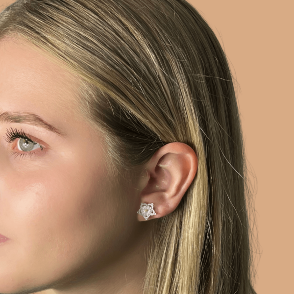 Boucles d'oreilles Frangipanier, faites à la main en frivolité et fleur de nacre veritable. Bijou léger, discret et confortable.