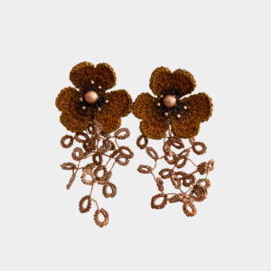 Boucles d'oreilles 'Fleur de Cerisier' en crochet et frivolité, avec perle de coton japonais et nuances chocolat-doré, pièce unique et artisanale.