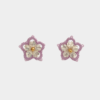 Boucles d'oreilles artisanales en forme de fleur, fabriquées à la main selon la technique de la frivolité, associant fil polyester mauve et véritable nacre blanche façonnée en pétale, incarnant élégance et raffinement.