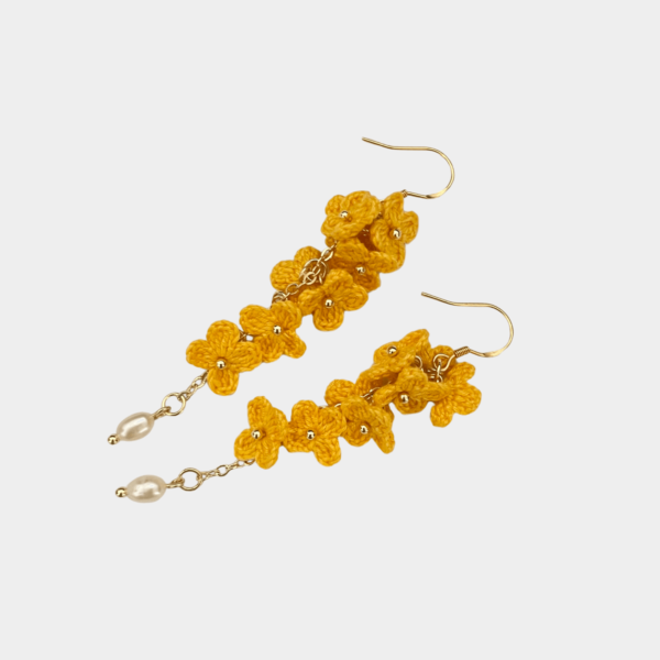 Boucles d'oreilles pendantes faites main fleurs jaunes crochetées perles naturelles