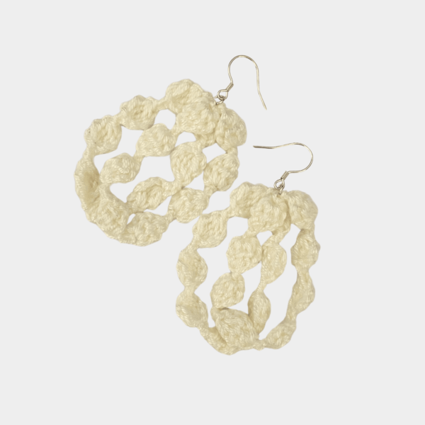 Boucles d'oreilles pendantes crochet écru, motif ajouré en forme de cercle
