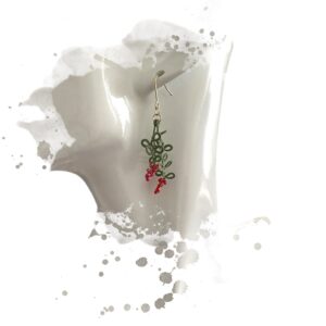 Boucles d'oreilles pendantes en acier inoxydable plaqué or, faites à la main en frivolité, inspirées des baies sauvages. Perles de verre rouge et motif aérien vert.
