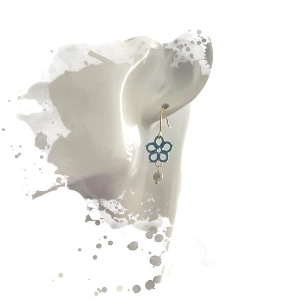 Boucles d’oreilles fait main fleur bleue en frivolité avec perles de Jade