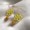 Boucles d’oreilles fait main fleur Jaune en frivolité avec perles de Jade