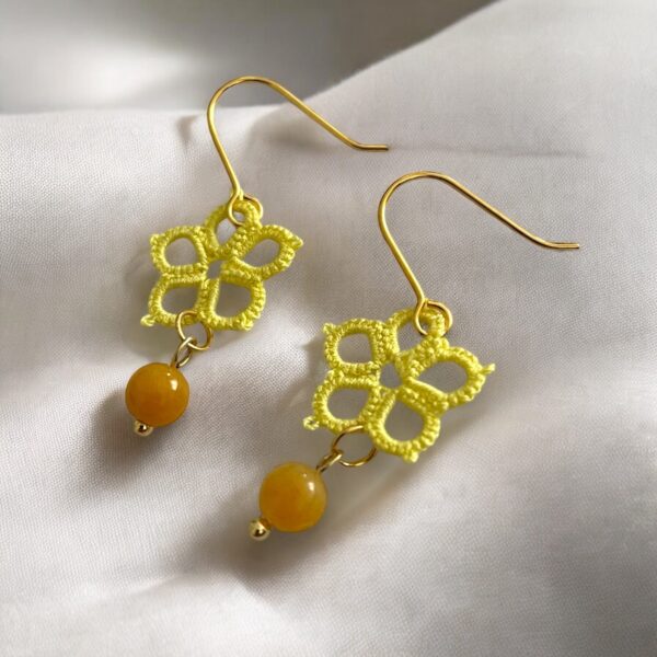 Boucles d’oreilles fait main fleur Jaune en frivolité avec perles de Jade