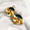 Boucles d'oreilles créoles crochetées, motif géométrique vert, blanc, jaune.