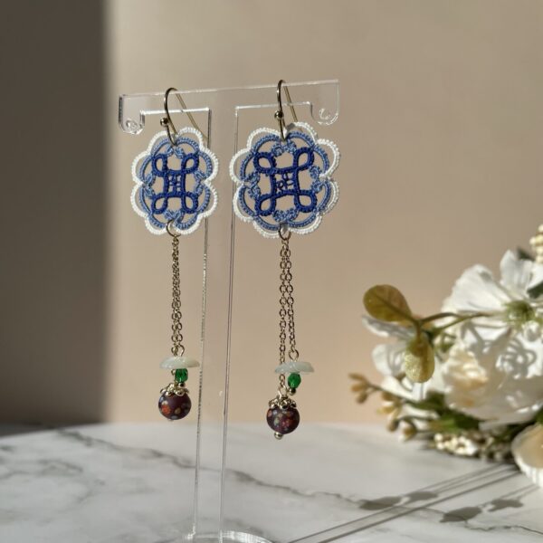 boucles d'oreilles faites main en dentelle frivolité avec fils bleu et blanc, chainettes plaquées or avec des perles vintage japonaises et des fleurs de nacre a chaque extremité.