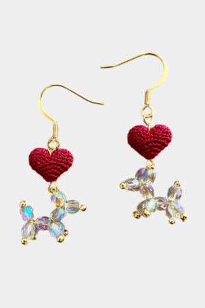Boucles d'oreilles pendantes en acier inoxydable plaqué or, cœur en micro-crochet et chien façonné en perles, hommage à l'amour et à la loyauté. Faits main.