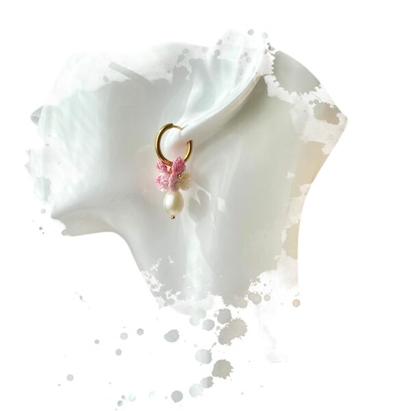 Créoles Arëli en acier inoxydable plaqué or, avec fleurs au micro-crochet et perle de culture – boucles d’oreilles artisanales et hypoallergéniques