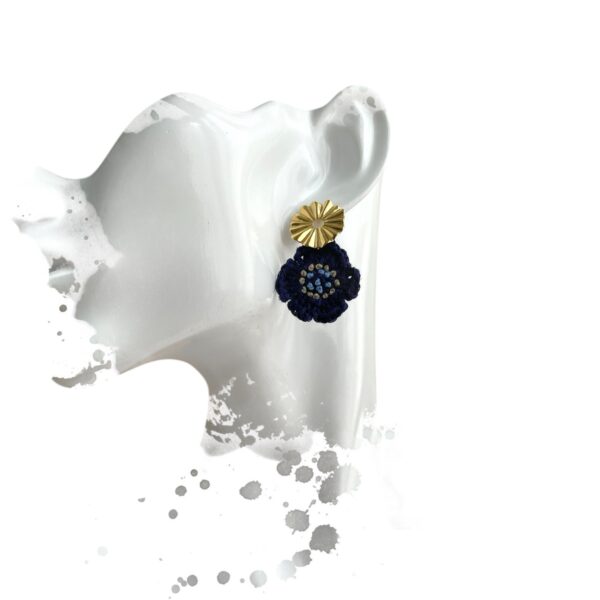 Boucles d'oreilles Sunny en acier inoxydable plaqué or, micro-crochet bleu nuit, subtiles et élégantes.