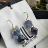 boucles d'oreilles en acier inoxydables plaqué or. Fleurs crochetées à la main, légères, confortables, avec perles tchèques au reflets bleu azur