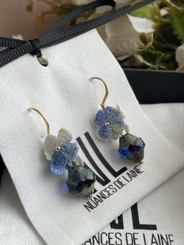 boucles d'oreilles en acier inoxydables plaqué or. Fleurs crochetées à la main, légères, confortables, avec perles tchèques au reflets bleu azur