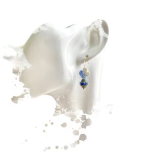 boucles d'oreilles en acier inoxydables plaqué or. Fleurs crochetées à la main, légères, confortables, avec perles tchèques au reflets bleu azur