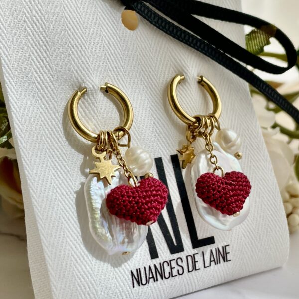 Boucles d'oreilles Mova en acier inoxydable plaqué or avec 4 charms interchangeables. Un coeur rouge fait main au micro-crochet, une perle de culture plate, une perle de culture goutte et une étoile acier inox doré.