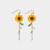 Boucles d'oreilles pendantes artisanales en acier inoxydable plaqué or, crochetées à la main en forme de fleur de Tournesol avec trois perles de nacre blanches, éclat naturel