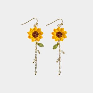 Boucles d'oreilles pendantes artisanales en acier inoxydable plaqué or, crochetées à la main en forme de fleur de Tournesol avec trois perles de nacre blanches, éclat naturel