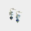 boucles d'oreilles en acier inoxydables plaqué or. Fleurs crochetées à la main, légères, confortables, avec perles tchèques au reflets bleu azur