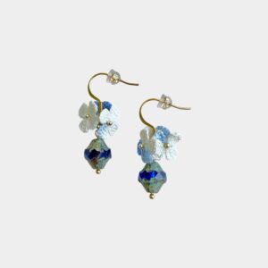 boucles d'oreilles en acier inoxydables plaqué or. Fleurs crochetées à la main, légères, confortables, avec perles tchèques au reflets bleu azur
