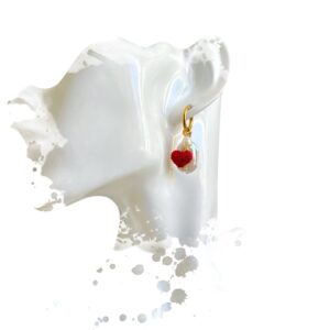 Boucles d'oreilles Mova en acier inoxydable plaqué or avec 4 charms interchangeables. Un coeur rouge fait main au micro-crochet, une perle de culture plate, une perle de culture goutte et une étoile acier inox doré.