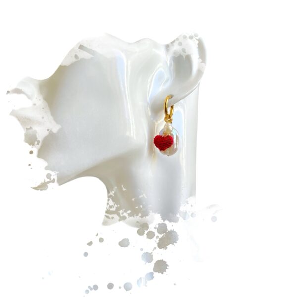 Boucles d'oreilles Mova en acier inoxydable plaqué or avec 4 charms interchangeables. Un coeur rouge fait main au micro-crochet, une perle de culture plate, une perle de culture goutte et une étoile acier inox doré.