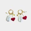 Boucles d'oreilles Mova en acier inoxydable plaqué or avec 4 charms interchangeables. Un coeur rouge fait main au micro-crochet, une perle de culture plate, une perle de culture goutte et une étoile acier inox doré.