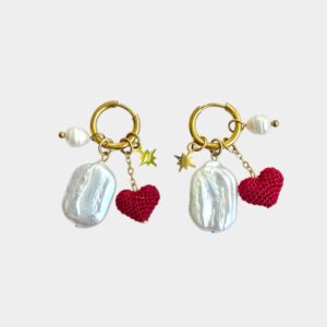 Boucles d'oreilles Mova en acier inoxydable plaqué or avec 4 charms interchangeables. Un coeur rouge fait main au micro-crochet, une perle de culture plate, une perle de culture goutte et une étoile acier inox doré.