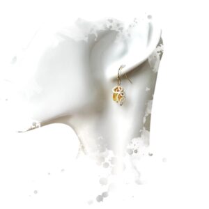 Boucles d'oreilles Honey en acier inoxydable plaqué or, deux perles d'ambre piedbald naturel avec un motif en fil blanc fait main selon la technique de la frivolité.