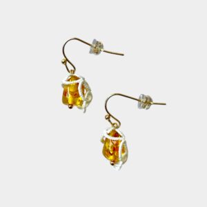 Boucles d'oreilles Honey en acier inoxydable plaqué or, deux perles d'ambre piedbald naturel avec un motif en fil blanc fait main selon la technique de la frivolité.